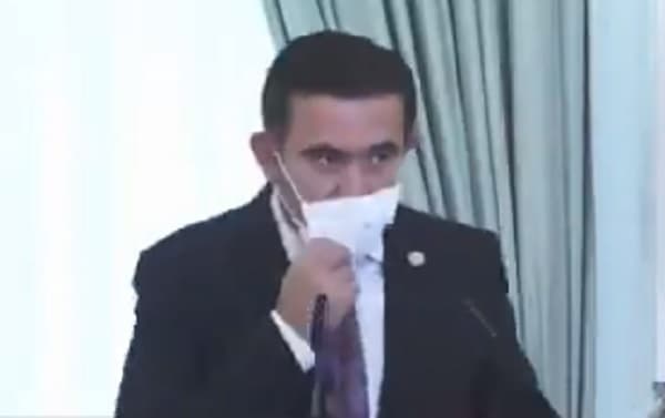 Petta se saca su tapabocas de una manera no recomendada