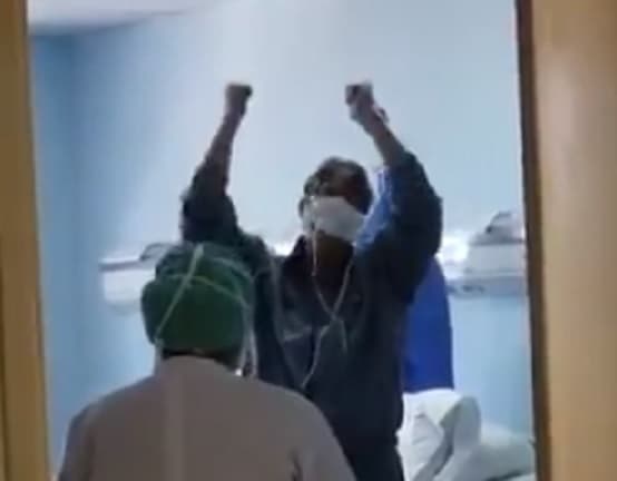 La alegría de un paciente que superó el coronavirus