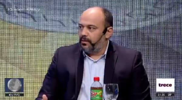 Viceministro pide disculpas a hinchas tras polémico posteo