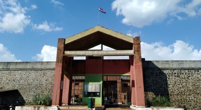 Un centenar de reclusos abandonan cárcel en el sur