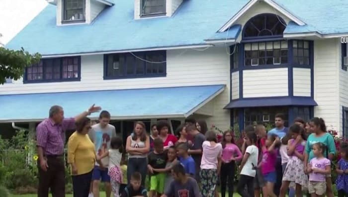 Pareja pasa la cuarentena con sus 37 hijos