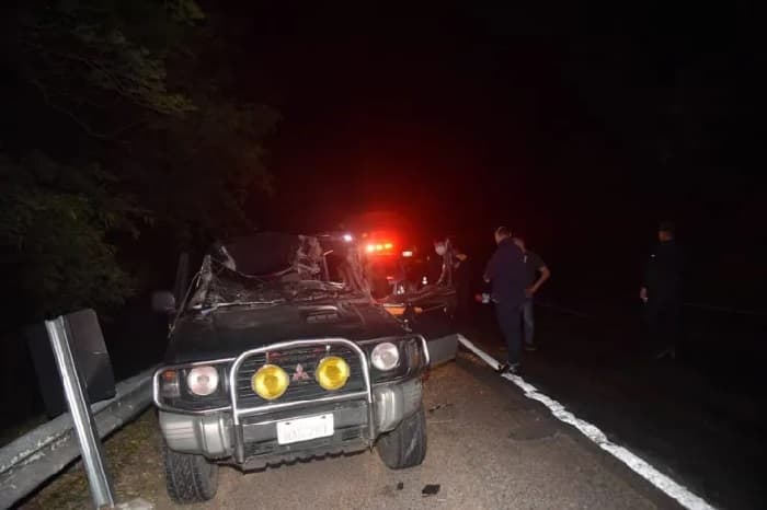 Conductor queda gravemente herido tras chocar contra un camión