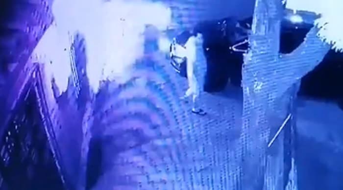 José Ayala se salva de ser aplastado por el portón de su casa