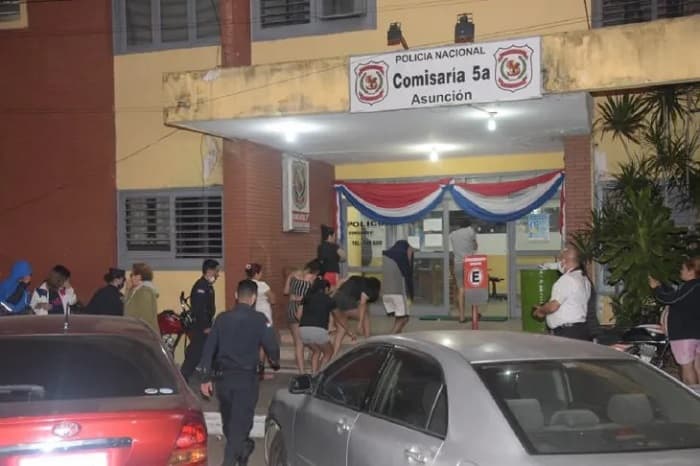 Capturan a jóvenes que estaban “farreando” en la Chacarita