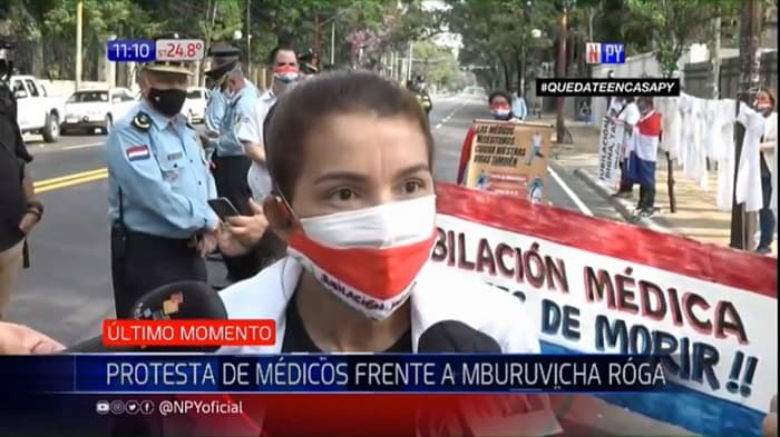 Médicos se manifiestan frente a Mburuvicha Róga exigiendo jubilación digna