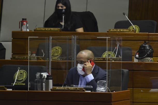 Diputado se protege del coronavirus en una “pecera”