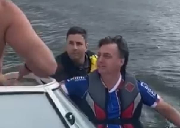 Bolsonaro se pasea mientras Brasil supera las 10.000 muertes