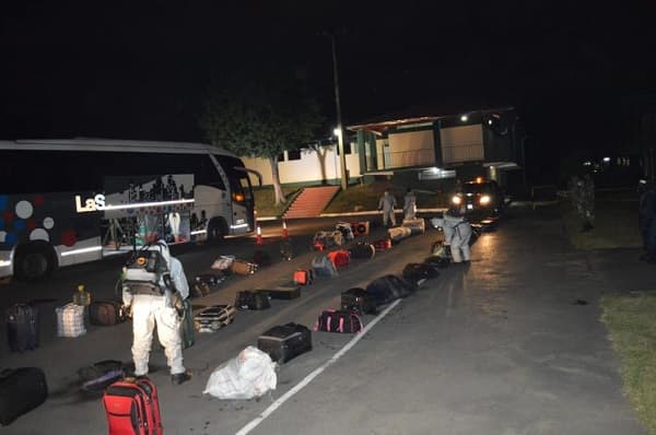 Unos 21 connacionales ingresan al país desde Brasil y guardan cuarentena en sede militar