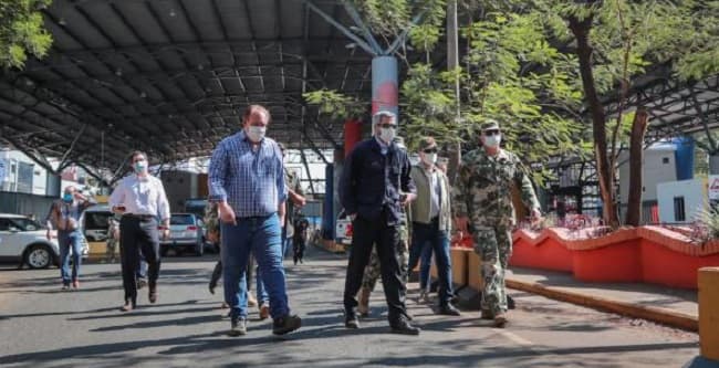 Abdo Benítez verifica control militar en el Puente de la Amistad