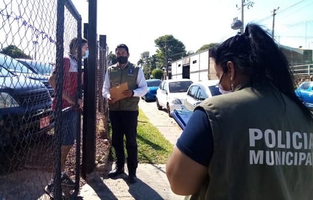 Intervienen playas de autos por estacionar sobre veredas