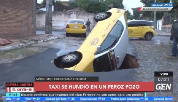 Taxi se hunde en profundo bache en Asunción
