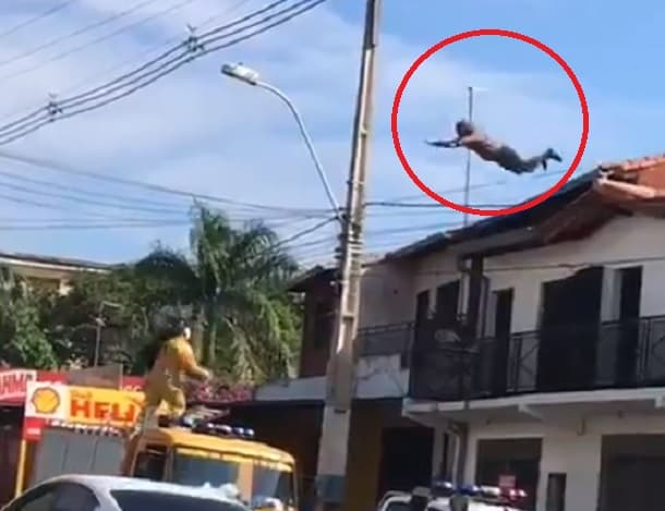 Hombre se lanza al vacío desde una terraza