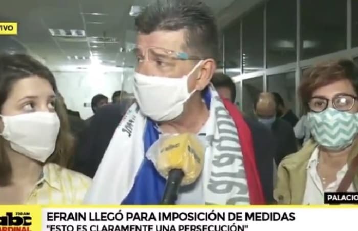 Jueza hace callar a Efraín al inicio de audiencia 