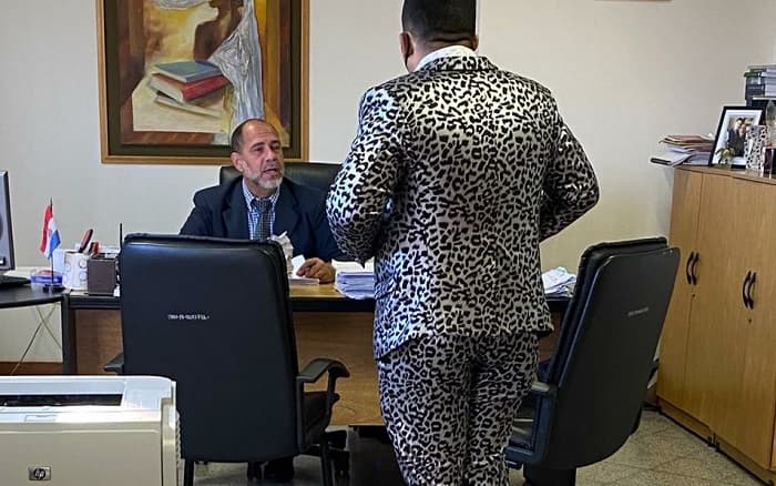 Juez interviene para permitir ingreso de “abogado animal print”