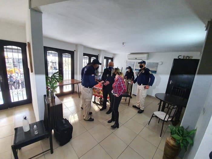 Detienen a propietario de hotel en allanamiento por clonación de tarjetas