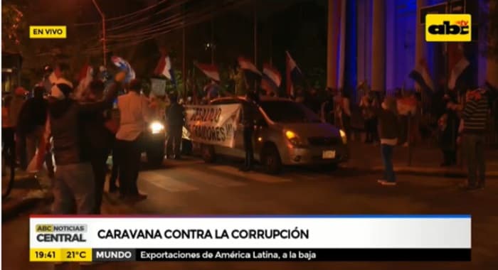 Caravana contra la corrupción genera aglomeración en el microcentro