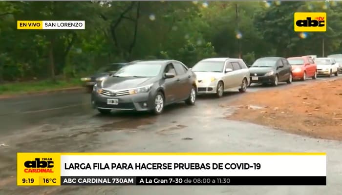 Extensa fila de vehículos para toma de muestra de Covid-19 en San Lorenzo