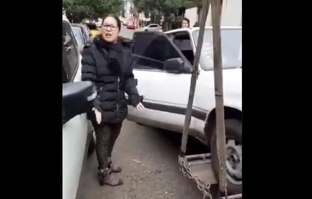 Municipalidad escracha en redes a quien estacionó en doble fila