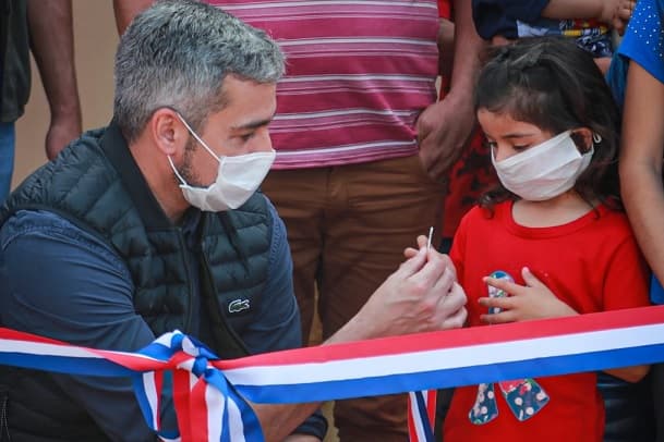 Abdo Benítez destaca entrega de viviendas e inicio de construcción de puente