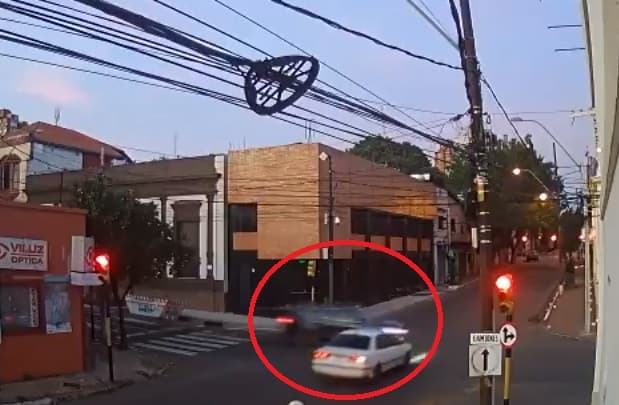 Video confirma que auto cruzó luz roja