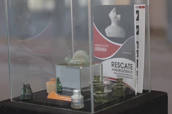 Lanzan libro sobre Edificios Públicos del Puerto de Asunción