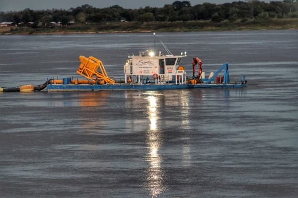 Abdo Benítez verifica construcción de la costanera de Pilar