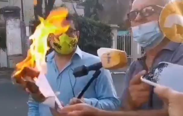 Harto, usuario quema su factura de la ANDE