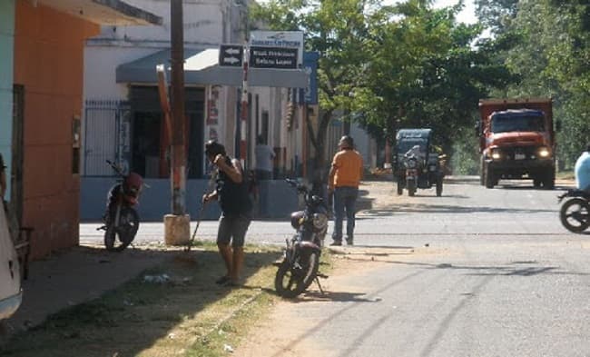 Asisten con víveres a pobladores de San Roque por cuarentena total