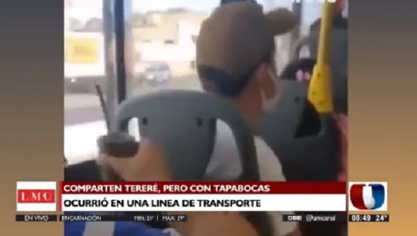 Con mascarillas, pero tomando tereré en bus