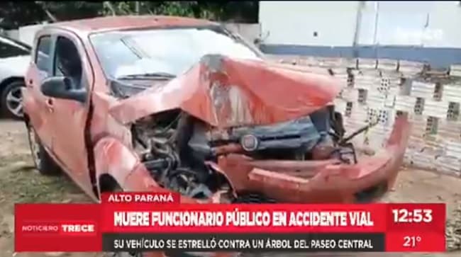 Funcionario público muere tras chocar contra árbol