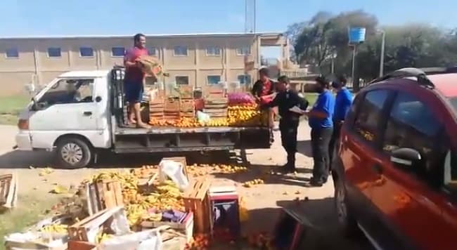 Comerciante tiró sus mercaderías, tras pedido de documentos, según comuna