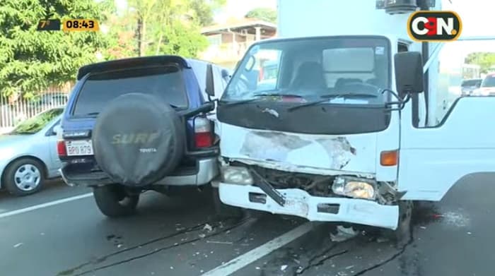 Camión pierde los frenos y ocasiona múltiple choque en Capiatá