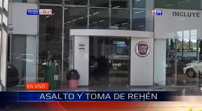 Toman de rehén a funcionaria para asaltar concesionaria
