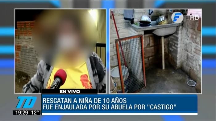 Castigan a niña encerrándola en una jaula para conejos