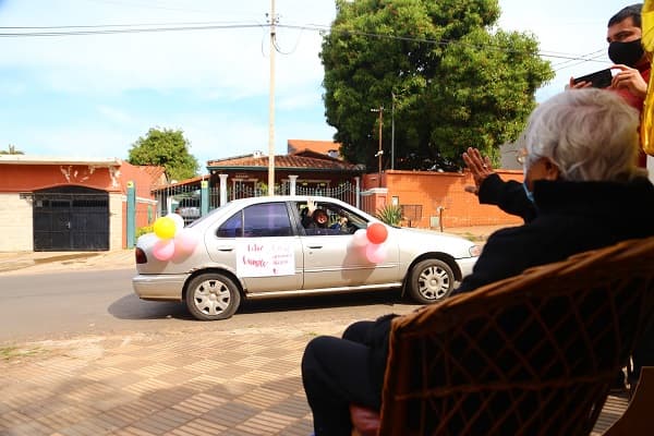 Con caravana celebran 95 años de abuelita