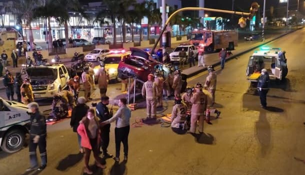 Ambulancia y vehículo chocan sobre la Transchaco