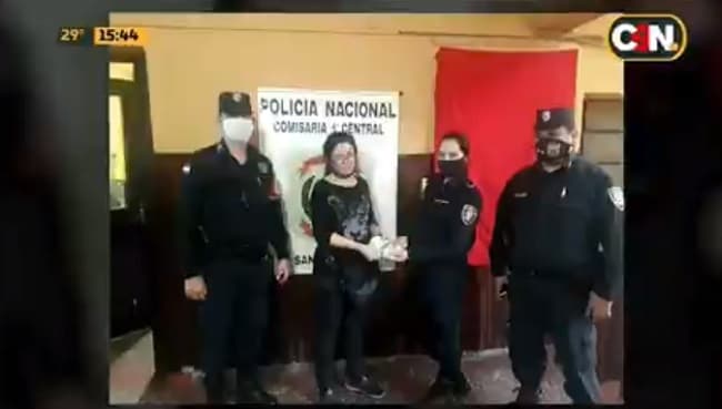 Policías de San Lorenzo devuelven G. 9 millones a trabajadora