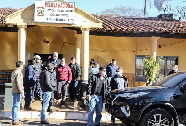 Abdo Benítez se compromete a seguir buscando a niña desaparecida