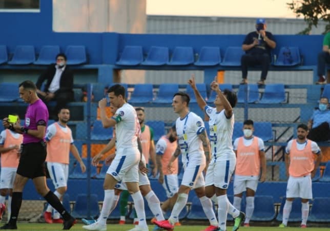 Casos de Covid-19 en el 12 de Octubre aplazan partido