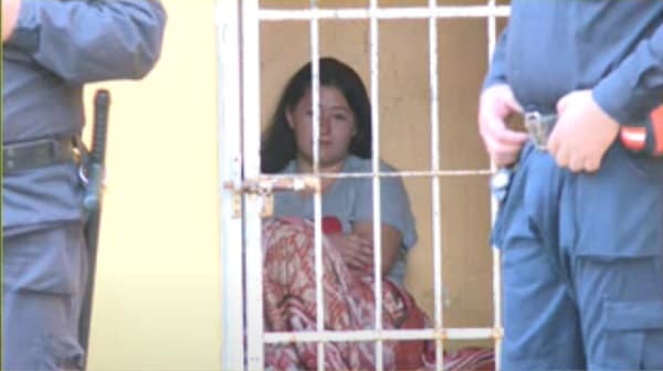 Mujer es detenida por golpear a su madre