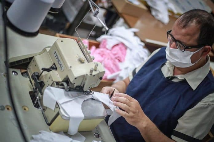 Industria local confeccionará 3 millones de batas hospitalarias