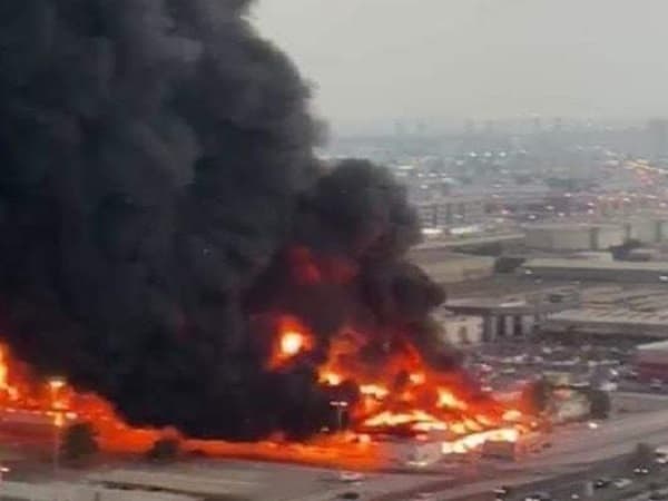 Arde gran mercado en Emiratos Árabes Unidos