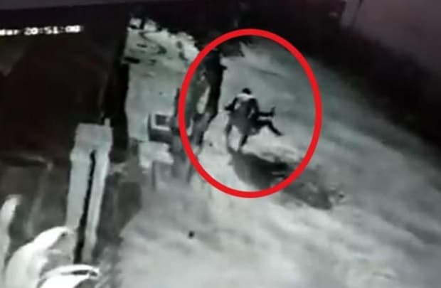 Imputan a policía grabado golpeando a su pareja