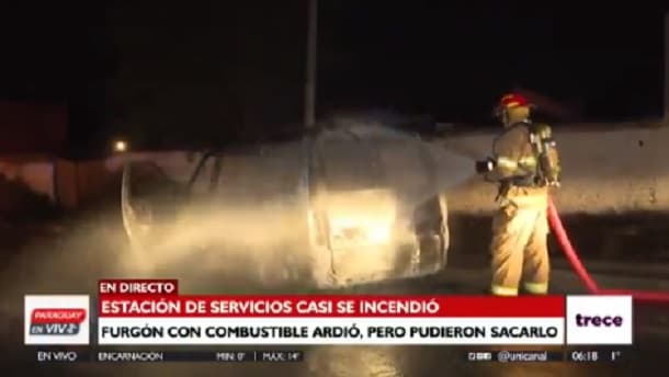 Susto en surtidor: Furgón con combustible arde en llamas