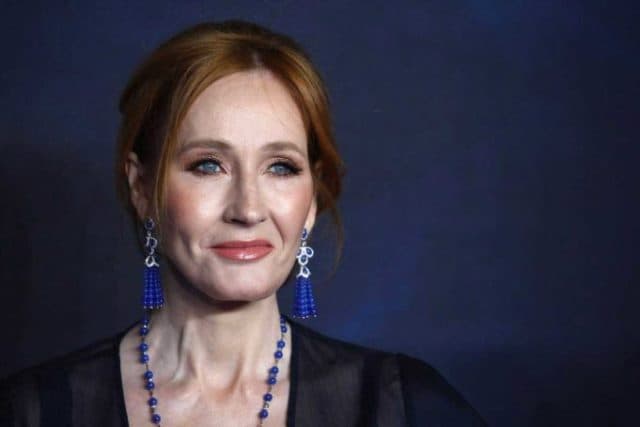 J.K. Rowling devuelve premio y cuestiona ausencia de debate