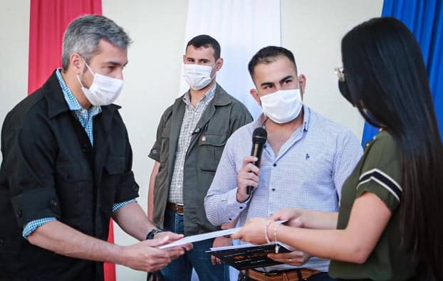 Jóvenes concepcioneros reciben becas y otros aportes