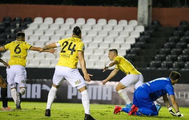 Guaraní vence a Libertad y acorta distancia