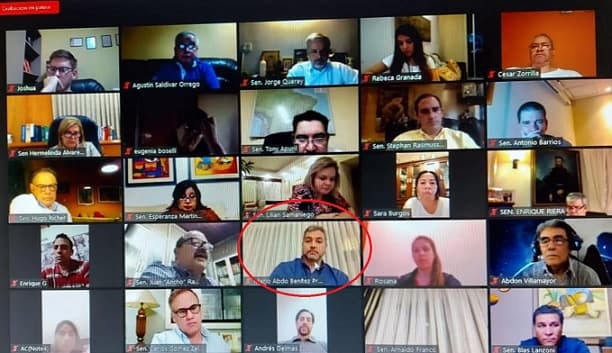 Abdo Benítez se cuela en reunión entre trabajadores de blanco y ministro