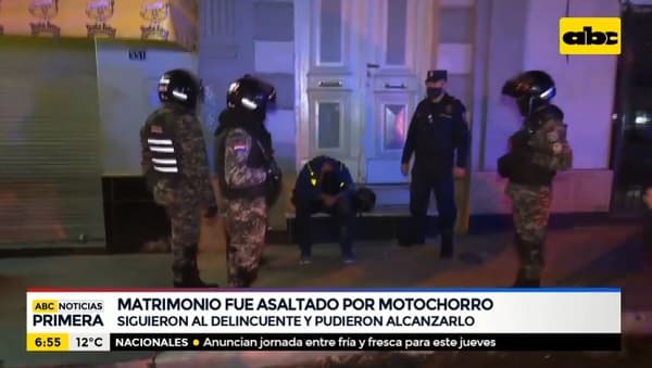 Víctimas de asalto logran reducir a motochorro en el microcentro