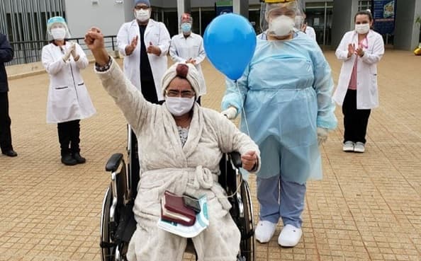 Dan de alta a primera paciente tratada con plasma